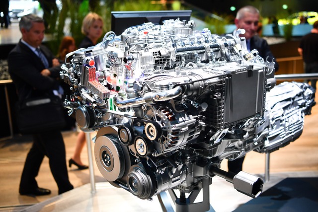 Ein Automotor besteht aus sehr unterschiedlichen Teilen.  | Foto: Uwe Anspach (dpa)