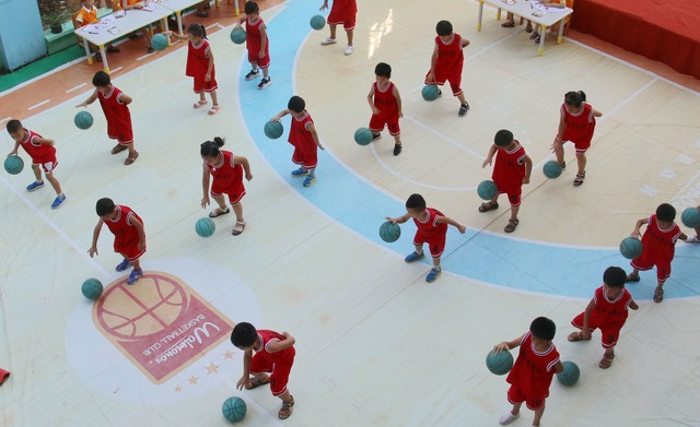 Chinesische Schulen sollen Kindern neb...allsportarten zu spielen. (Archivbild)  | Foto: Li Jianping/SIPA Asia via ZUMA Wire/dpa