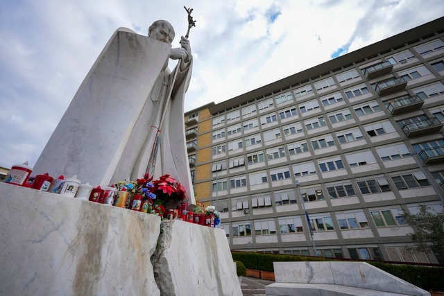 Papst Franziskus muss l&auml;nger im G...Papst erinnert dort heute ein Denkmal.  | Foto: Andrew Medichini/AP/dpa