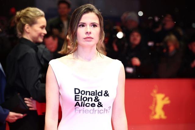 Neubauer trgt provokantes Kleid gegen Merz bei Berlinale