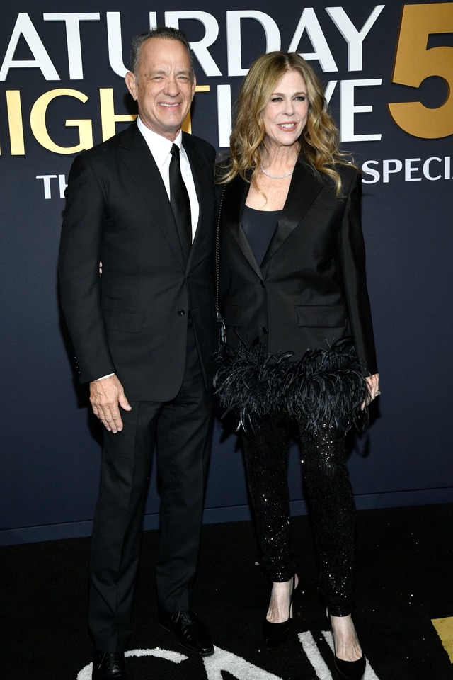 Tom Hanks und seine Frau Rita Wilson a...en Teppich der SNL-Jubil&auml;umsshow.  | Foto: Evan Agostini/Invision/AP/dpa