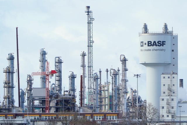 Der Chemiekonzern BASF kommt mit seinem Konzernumabau voran (Archivbild)  | Foto: Uwe Anspach/dpa