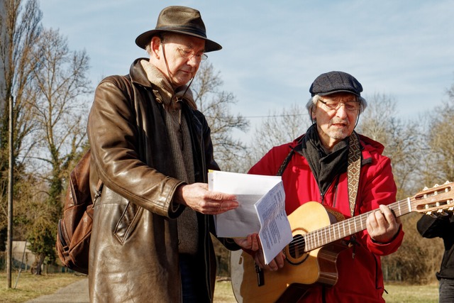 Roland (Buki) Burkhart singt &quot;Die...Links Maurice Wintz von Alsace Nature.  | Foto: Ruth Seitz