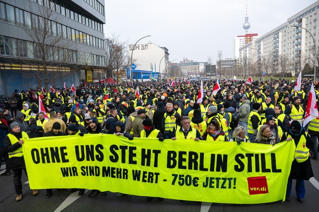 Mit Kundgebungen und Warnstreiks erh&o...ruck auf die Arbeitgeber. (Archivbild)  | Foto: Soeren Stache/dpa