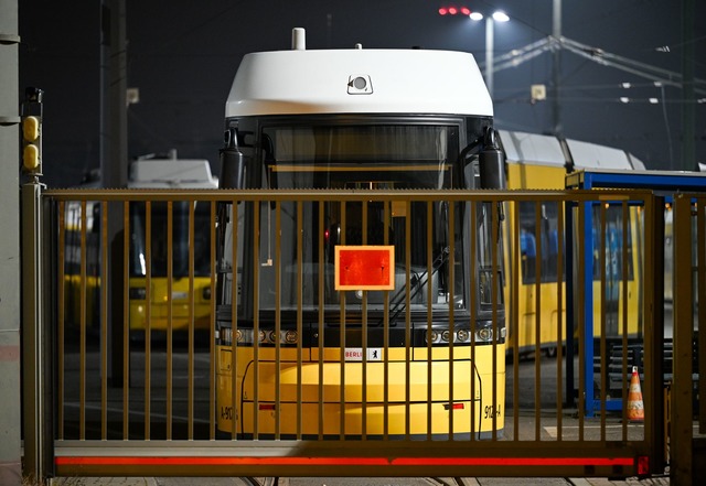 Erneut werden Trams, Busse und U-Bahnen im Depot bleiben. (Archivbild)  | Foto: Soeren Stache/dpa