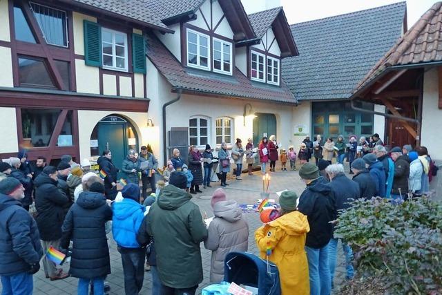 70 Brgerinnen und Brger setzen in Niederschopfheim ein Zeichen fr Frieden und Demokratie