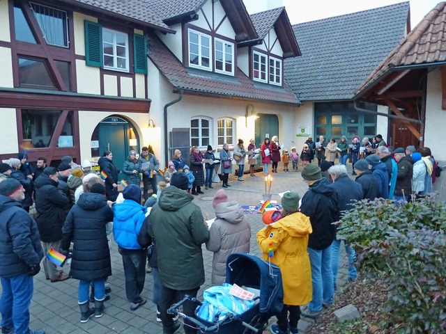 Vor der Harmoniehalle in Niederschopfh... Frieden und Demokratie ausgesprochen.  | Foto: Frank Leonhardt