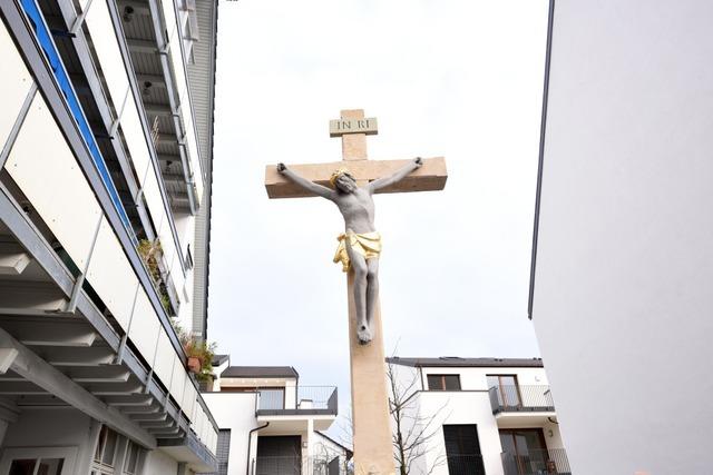 In Freiburg St. Georgen ist ein altes Wegkreuz restauriert worden – jetzt steht es wieder an seinem Platz