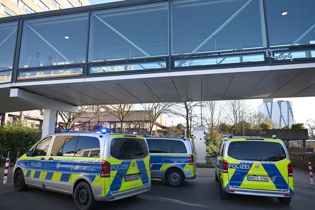 Polizist schie&szlig;t Mann in D&uuml;...ieder: Wegen Betrugsfall in der Klinik  | Foto: Federico Gambarini/dpa