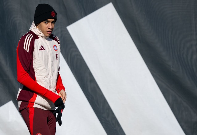 Jamal Musiala beim Training im sonnige...;nchen mit Handschuhen und M&uuml;tze.  | Foto: Sven Hoppe/dpa