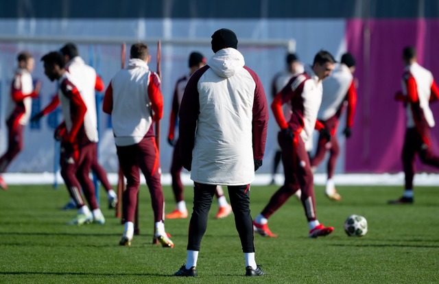 Bayern-Trainer Vincent Kompany (vorne) beobachtet seine Spieler beim Training.  | Foto: Sven Hoppe/dpa