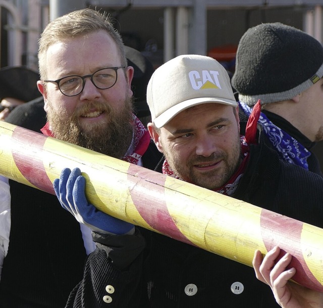 Zwei Grenzacher Narrenbaumsteller bei ... Threde und Michael Klein (von links).  | Foto: Sebastian Kurtenacker