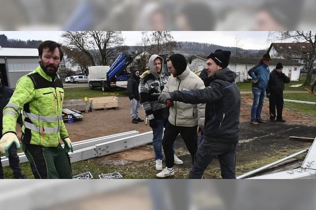 Partyzelt steht, der Boden muss noch warten