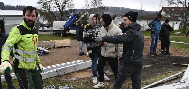 Der  Zeltaufbau auf dem Turnplatz in W...asnachtsgruppen packten Aktive mit an.  | Foto: Heinz und Monika Vollmar