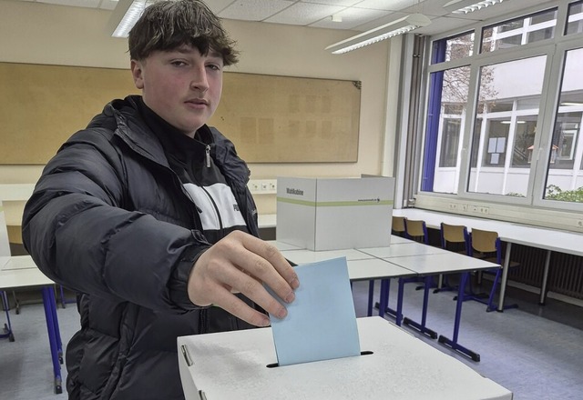 Ein Schler gibt seinen Stimmzettel ab.   | Foto: Sebastian Barthmes