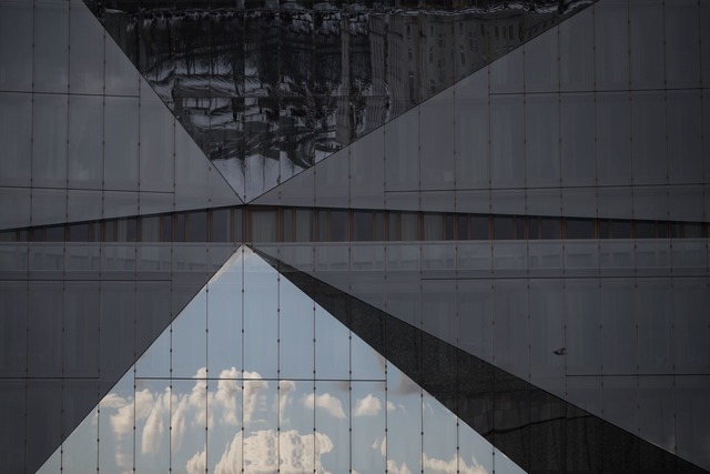 Winterwetter in Berlin: Der Himmel spi...h angeordneten Scheiben des 3XN Cubes.  | Foto: Sebastian Gollnow/dpa