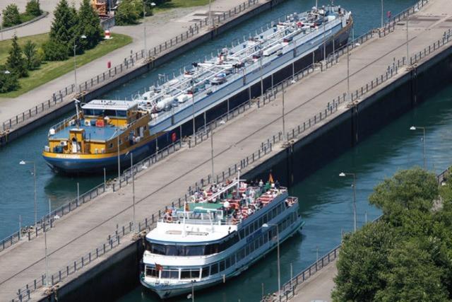 Iffezheimfahrt - Staustufe Iffezheim u. zurck, Schleusung unter Vorbehalt.