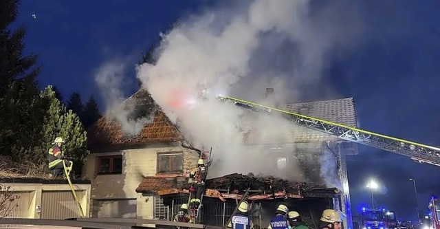 Der Brand griff von der Garage auf das Dach des Wohnhauses ber.  | Foto: FFW Todtmoos