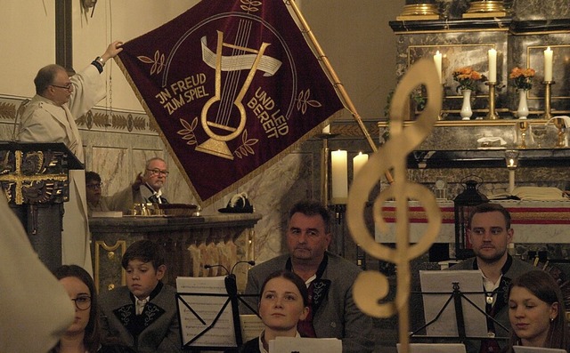 Die Trachtenkapelle Niederwihl erffne...Jhrigen mit einem Gedenkgottesdienst.  | Foto: Karin Stckl-Steinebrunner