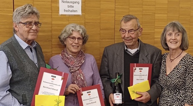 Die Vorsitzende Ingrid Br (von rechts...ls 40 Jahre Herta und Bernhard Biendl.  | Foto: Reinhard Herbrig