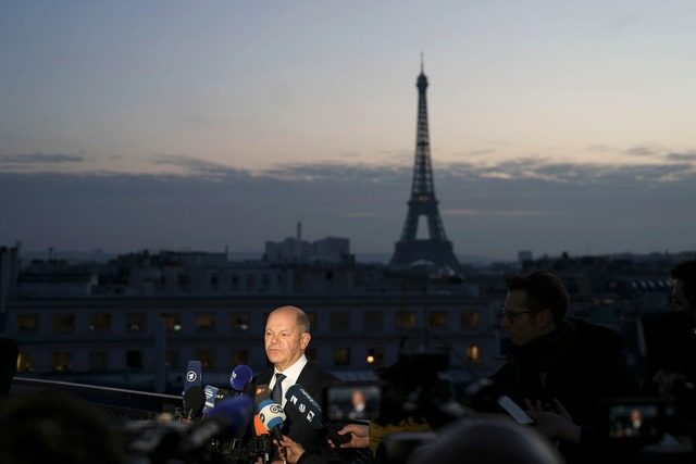 Eine "unpassende Debatte zur falschen ...ml;gliche Friedenstruppen diskutieren.  | Foto: Thibault Camus/AP/dpa