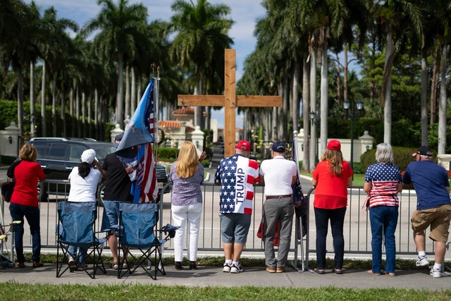 Anh&auml;nger von US-Pr&auml;sident Tr...;he des Trump International Golf Club.  | Foto: Ben Curtis/AP/dpa