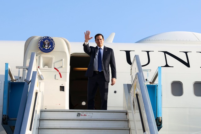 F&uuml;r US-Au&szlig;enminister Rubio ...reffen mit seinem russischen Kollegen.  | Foto: Evelyn Hockstein/Pool Reuters/AP/dpa