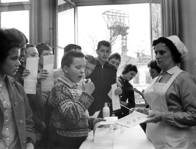 Im Jahr 1962 wurde in Deutschland auch...l einer Sechsfach-Impfung per Spritze.  | Foto: picture alliance / dpa