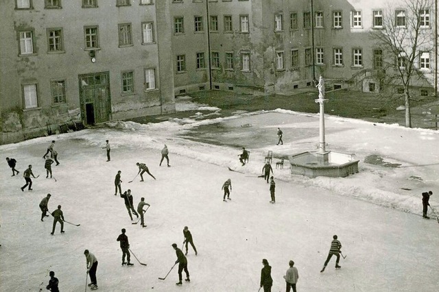 Im Hof des Kollegs St. Blasien stand i...970er Jahre eine Eislaufflche bereit.  | Foto: Kolleg