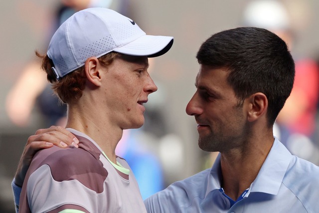 Novak Djokovic (r) ist nicht einversta...all von Jannik Sinner behandelt wurde.  | Foto: Asanka Brendon Ratnayake/AP/dpa