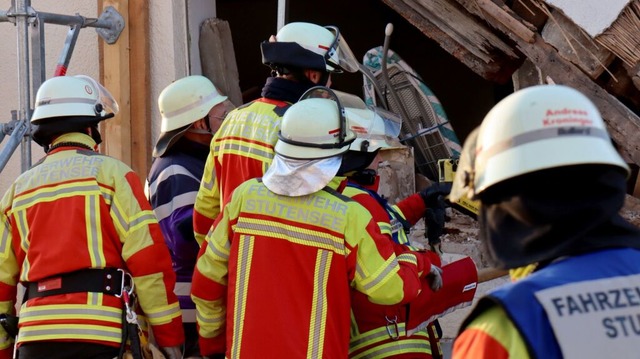 Das Haus war am frhen Montagmorgen eingestrzt.  | Foto: Ren Priebe (dpa)