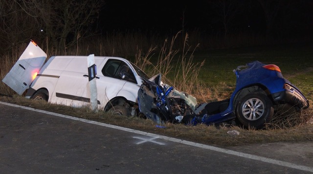 Ein dreij&auml;hriges Kind &uuml;berle... Pewsum - seine beiden Eltern sterben.  | Foto: --/NonstopNews/dpa