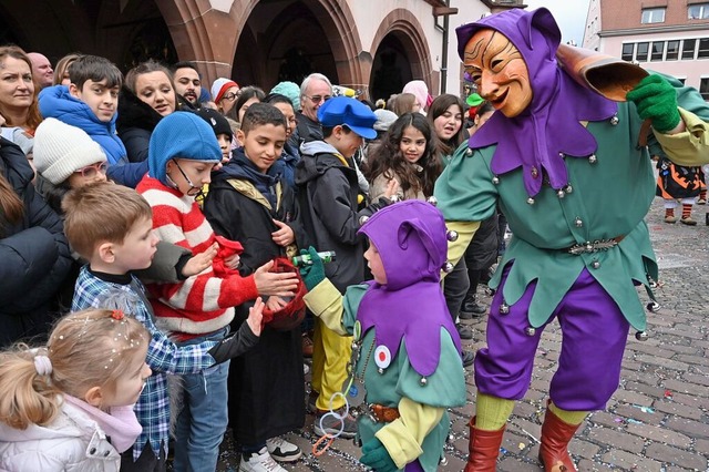 Junge Besucherinnen und Besucher bekamen etwas Farbe ab.  | Foto: Thomas Kunz