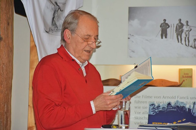 Alfred Speth liest aus seinem Buch.  | Foto: Thomas Biniossek