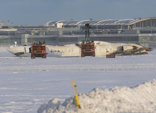 Ein Flugzeug ist in Toronto abgestrzt - und kopfber zum Liegen gekommen.  | Foto: Zou Zheng (dpa)