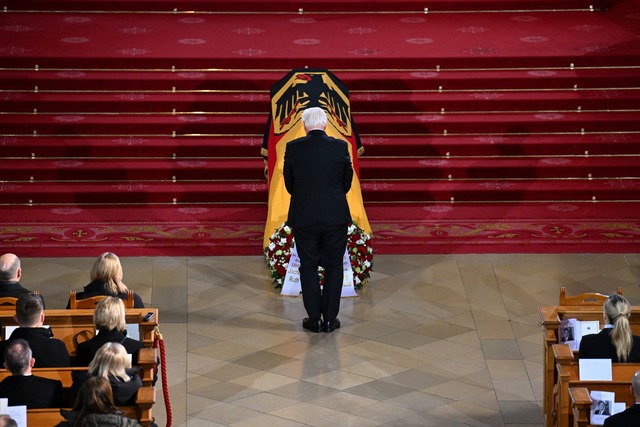 Abschied von Horst K&ouml;hler - Bundespr&auml;sident Steinmeier  | Foto: Annegret Hilse/Reuters/Pool/dpa