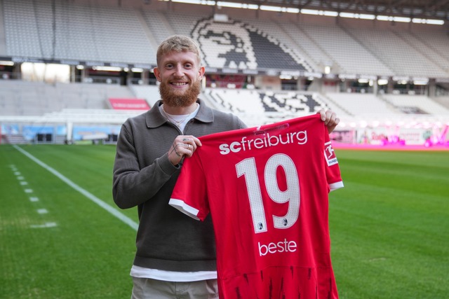 Niklas Beste mit seinem neuen SC-Trikot  | Foto: SC Freiburg