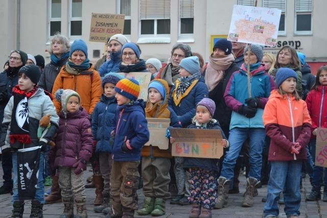 Rund 450 Menschen kommen zur Brandmauer-Demo in Kirchzarten