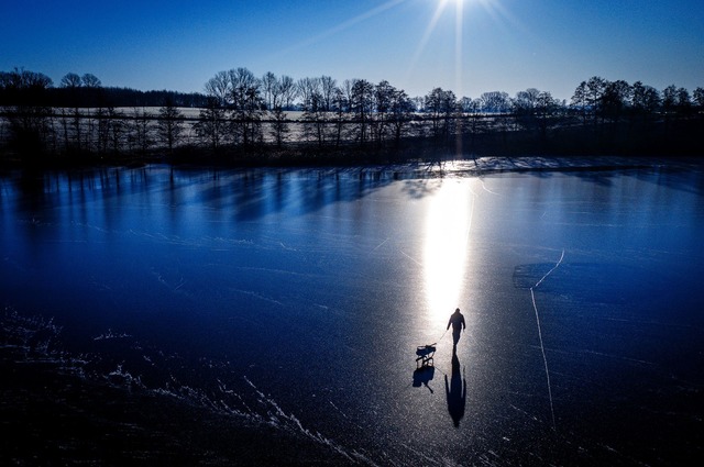 Noch ist es frostig, doch es n&auml;hert sich eine Warmfront.  | Foto: Jens B&uuml;ttner/dpa