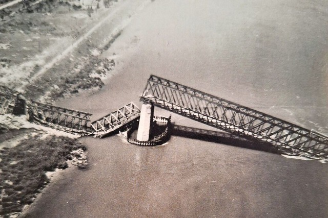 Die Aufnahme zeigt den westlichen Teil...e am 9. Februar 1945 gesprengt hatten.  | Foto: Winfried Studer (Repro)