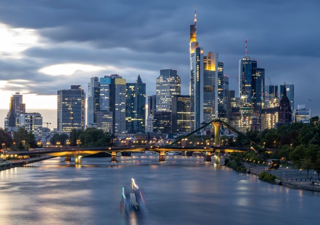 Der Commerzbank-Turm ist mit 259 Meter...olkenkratzer in Frankfurt (Archivbild)  | Foto: Boris Roessler/dpa