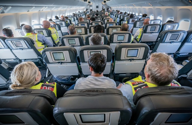 In den Jahren vor der erneuten Macht&u...wie auch auf diesem Flug im Jahr 2019.  | Foto: Michael Kappeler/dpa