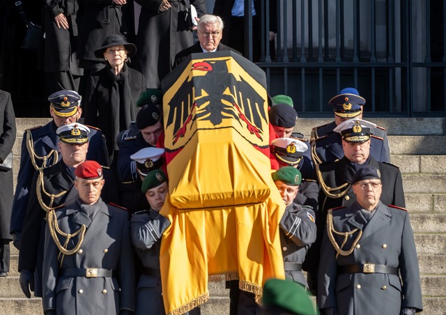 Milit&auml;risches Ehrengeleit f&uuml;r Horst K&ouml;hler  | Foto: Michael Kappeler/dpa