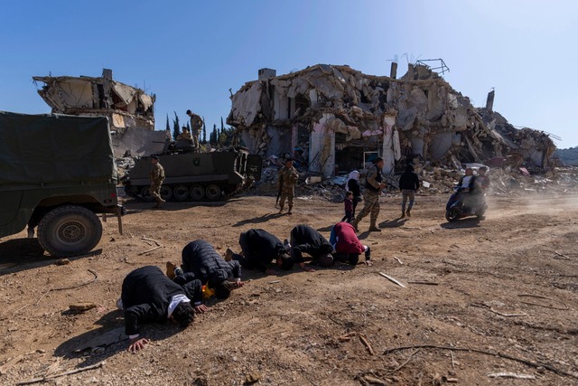 Viele Bewohner im S&uuml;dlibanon find... ihre D&ouml;rfer Verw&uuml;stung vor.  | Foto: Hassan Ammar/AP/dpa