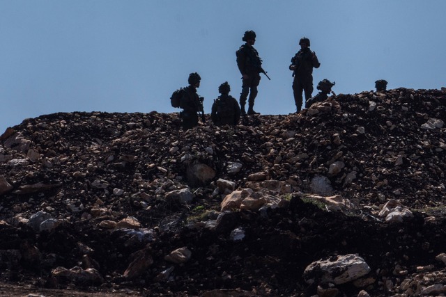 Die israelische Armee hat sich weitgeh...em S&uuml;dlibanon zur&uuml;ckgezogen.  | Foto: Ariel Schalit/AP/dpa