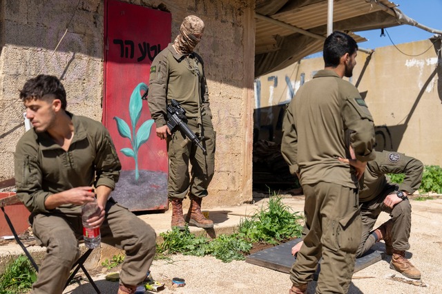 Israel will an der Grenze zum Libanon ... Schutz vor Angriffen verst&auml;rken.  | Foto: Ariel Schalit/AP/dpa