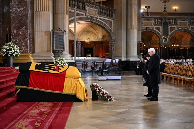 Die Staatsspitze, Freunde und Wegbegle...n Altbundespr&auml;sident K&ouml;hler.  | Foto: Annegret Hilse/Reuters/Pool/dpa