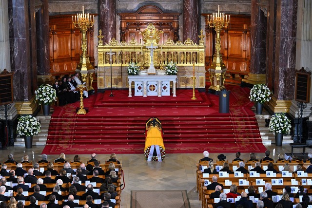 Die Staatsspitze, Freunde und Wegbegle...n Altbundespr&auml;sident K&ouml;hler.  | Foto: Annegret Hilse/Reuters/Pool/dpa