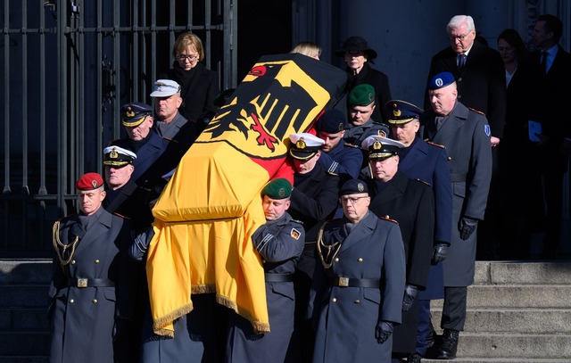 An den Staatsakt f&uuml;r den fr&uuml;...ein milit&auml;risches Zeremoniell an.  | Foto: Bernd von Jutrczenka/dpa