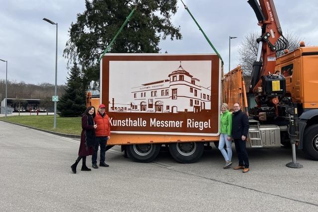 Neues Schild an der A5 macht aufmerksam auf die Riegeler Kunsthalle